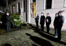 Al mununento nel giardino del palazzo comunale